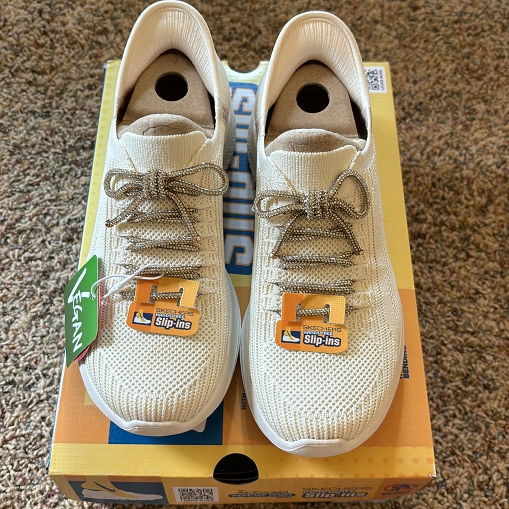 ✨🤍NWT Sketchers size 6 women’s slip ins✨🤍